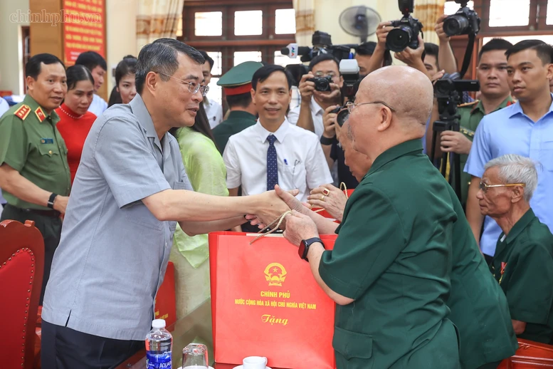 Thủ tướng Lê Minh Hưng tặng quà các thương binh, bệnh binh tại Trung tâm Điều dưỡng Thương binh Kim Bảng, tỉnh Ninh Bình - Ảnh: VGP/Nhật Bắc