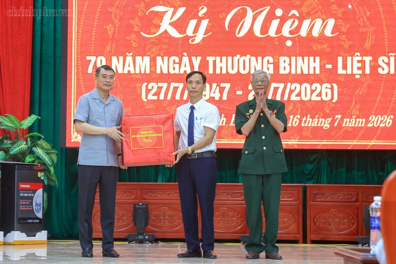 Thủ tướng Lê Minh Hưng tặng quà Trung tâm Điều dưỡng Thương binh Kim Bảng, tỉnh Ninh Bình - Ảnh: VGP/Nhật Bắc