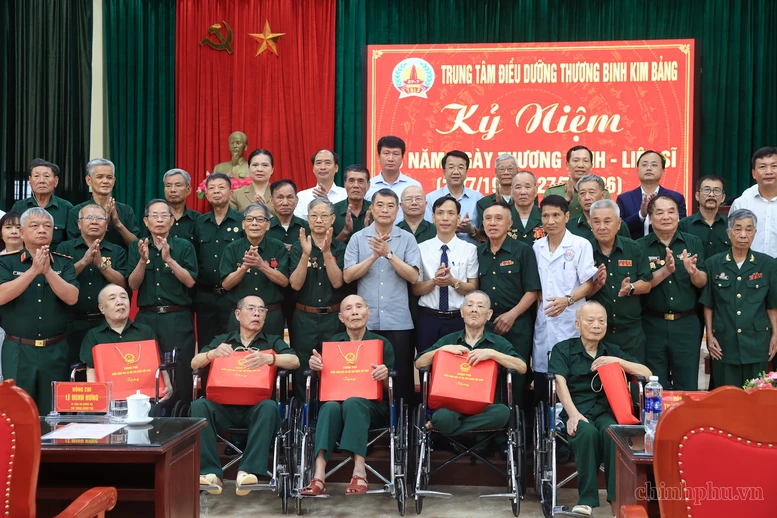 Thủ tướng Lê Minh Hưng và đoàn công tác chụp ảnh cùng các thương binh, bệnh binh tại Trung tâm Điều dưỡng Thương binh Kim Bảng, tỉnh Ninh Bình - Ảnh: VGP/Nhật Bắc
