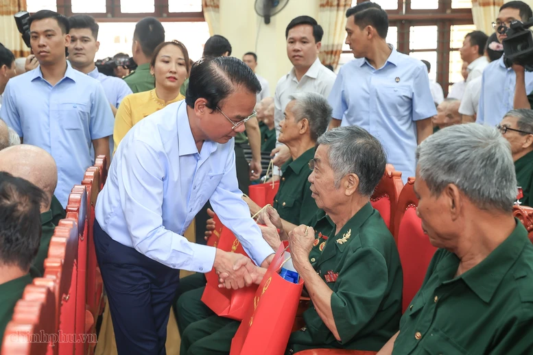 Bộ trưởng, Chủ nhiệm Văn phòng Chính phủ Đặng Xuân Phong tặng quà các thương binh, bệnh binh - Ảnh: VGP/Nhật Bắc