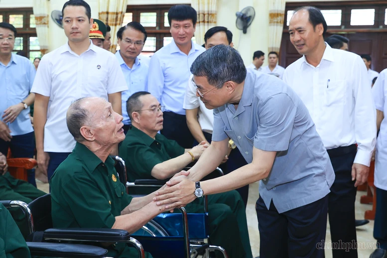 Thủ tướng Lê Minh Hưng thăm hỏi, động viên các thương binh, bệnh binh tại Trung tâm Điều dưỡng Thương binh Kim Bảng, tỉnh Ninh Bình - Ảnh: VGP/Nhật Bắc