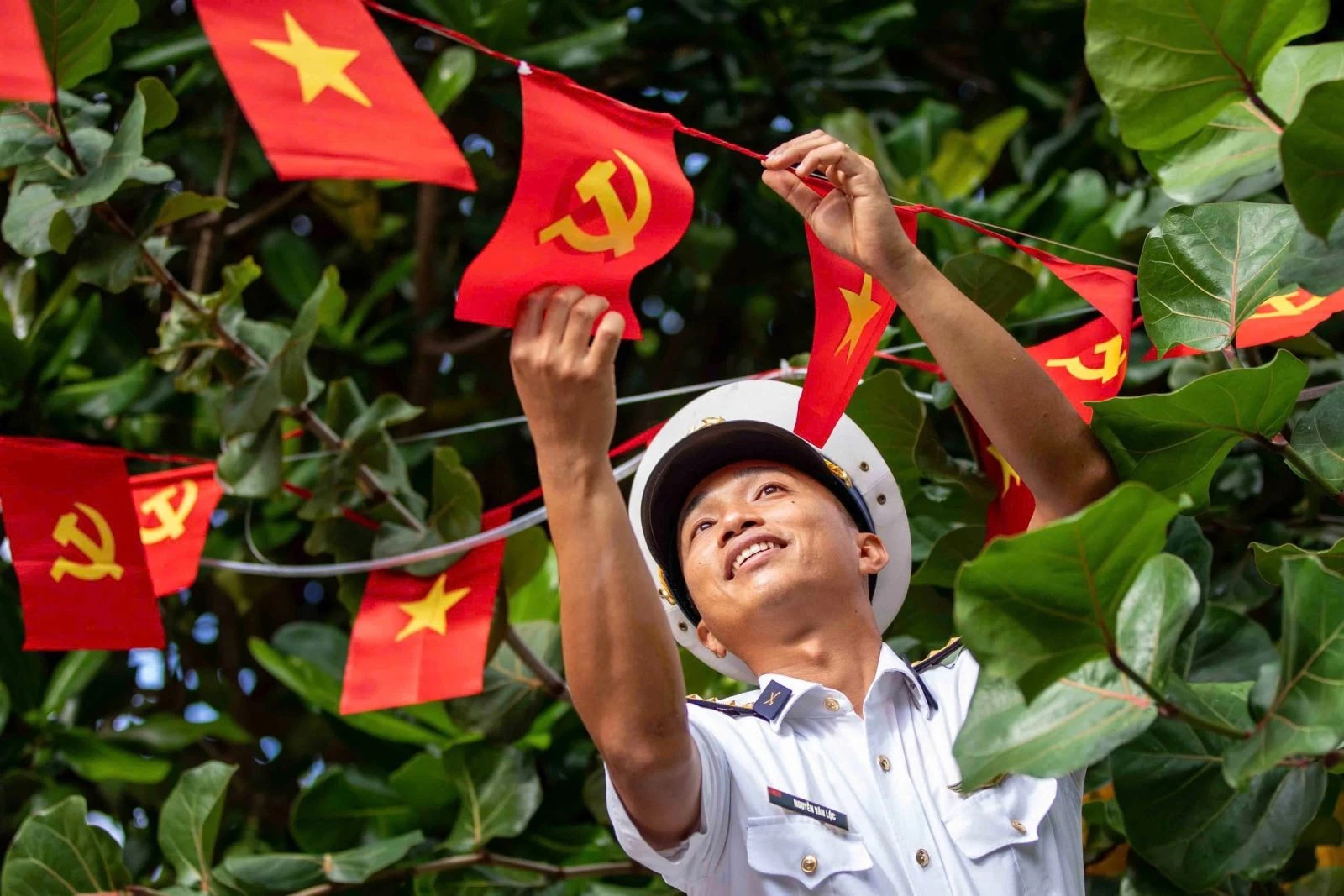 Trang trí cờ hoa trên đảo Trường Sa.