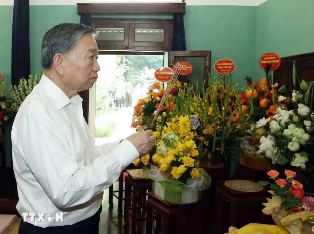 Tổng Bí thư, Chủ tịch nước Tô Lâm dâng hương tưởng nhớ Bác Hồ tại Nhà 67, Khu Di tích Chủ tịch Hồ Chí Minh trong Phủ Chủ tịch. (Ảnh: Thống Nhất/TTXVN).