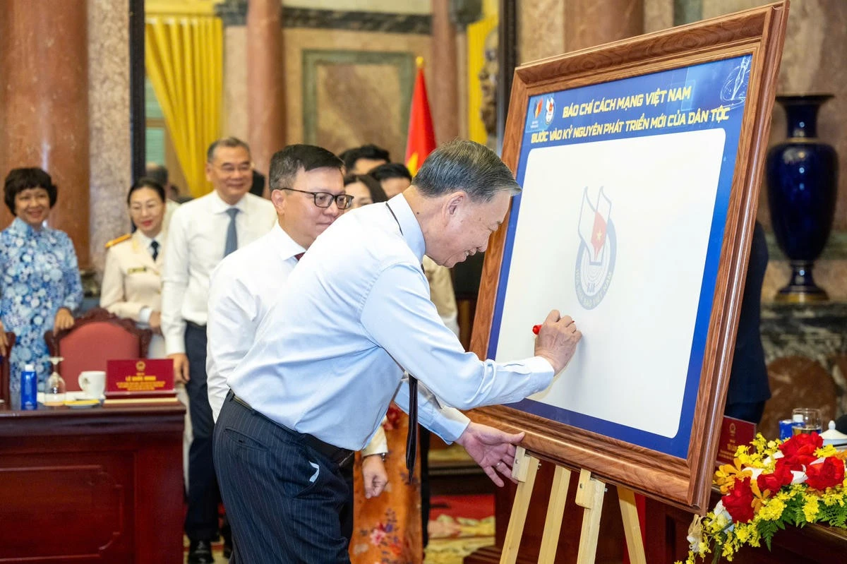 Tổng Bí thư, Chủ tịch nước Tô Lâm ký lưu niệm vào biểu trưng của Hội Nhà báo Việt Nam. Ảnh: Việt Trung