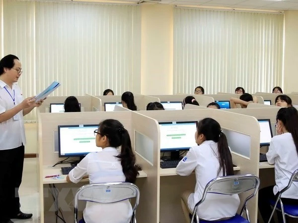 Giám thị phổ biến quy chế thi cho thí sinh trước giờ làm bài thi đánh giá năng lực môn Ngoại ngữ trên máy tính tại Đại học Quốc gia Hà Nội.