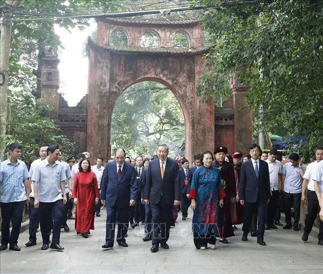 Tổng Bí thư, Chủ tịch nước Tô Lâm cùng các đồng chí lãnh đạo, nguyên lãnh đạo Đảng nhà nước khởi hành lên núi Nghĩa Lĩnh để dâng hương tưởng niệm các vua Hùng.