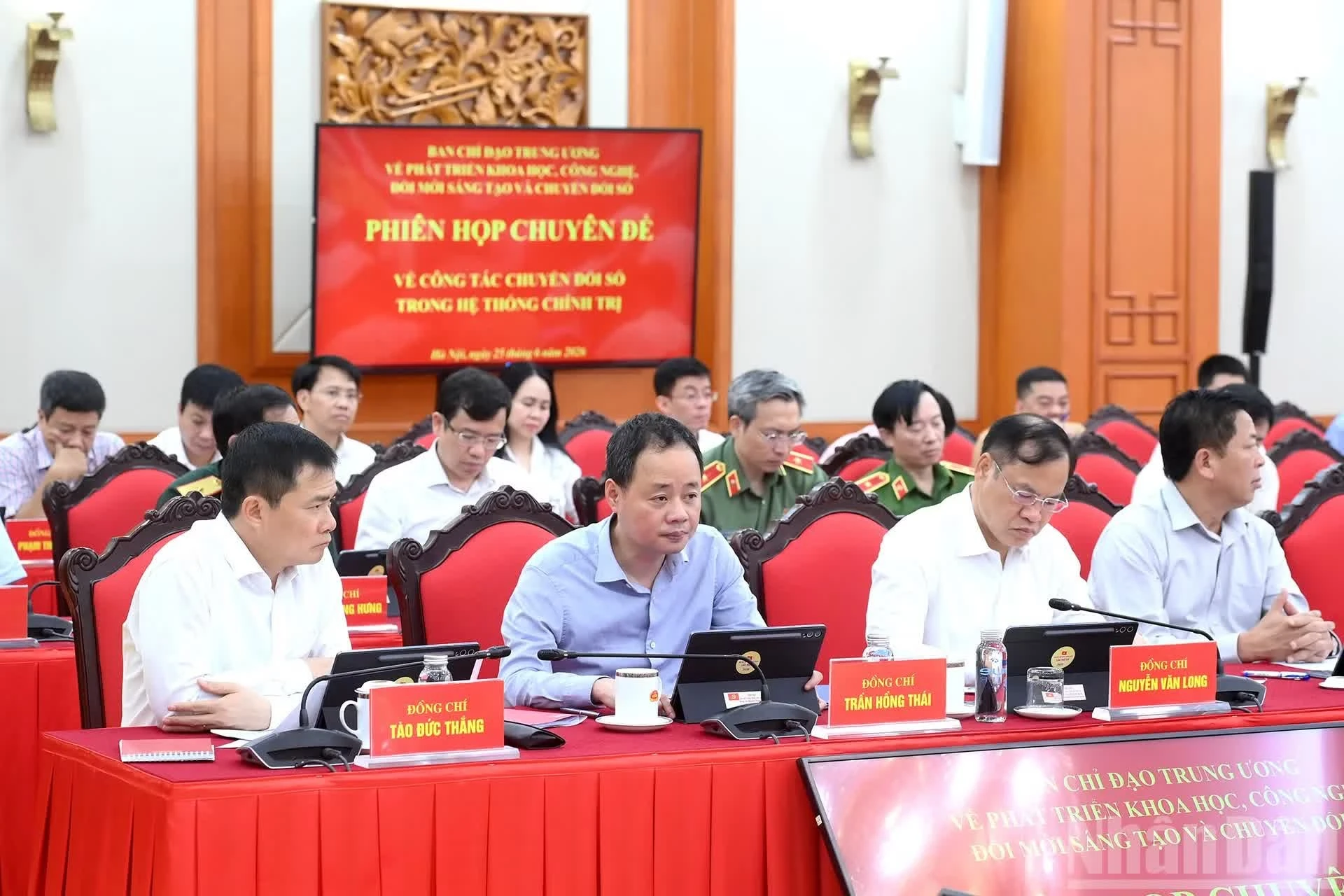 Các đại biểu tham dự phiên họp.