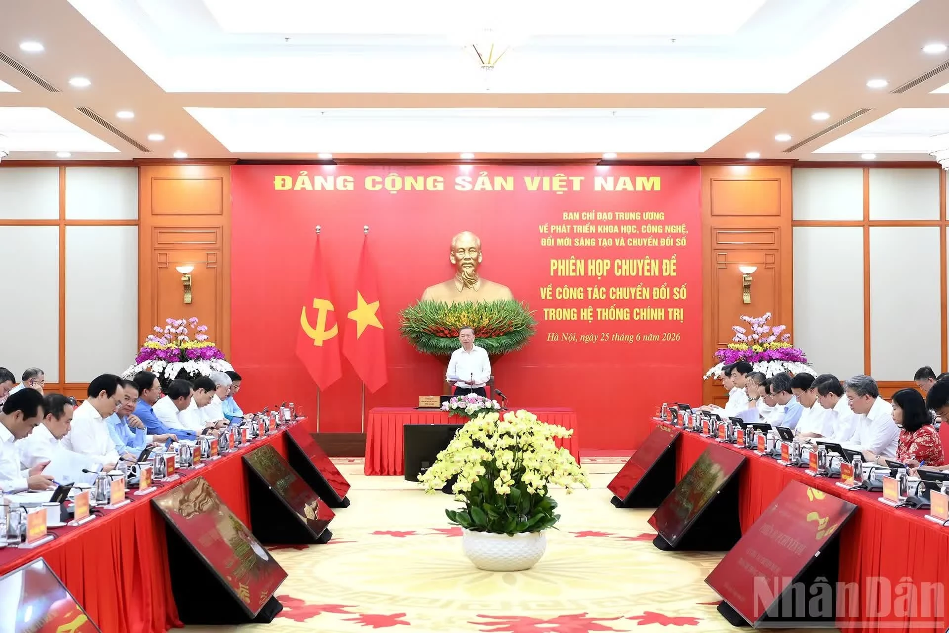 Quang cảnh phiên họp chuyên đề về công tác chuyển đổi số trong hệ thống chính trị.