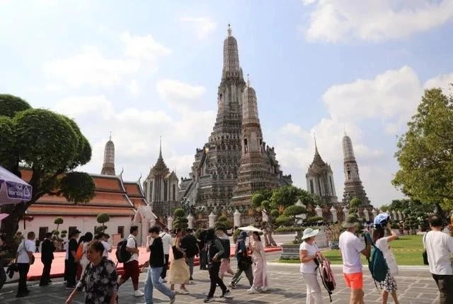Du khách tại Chùa Bình Minh ở Bangkok.