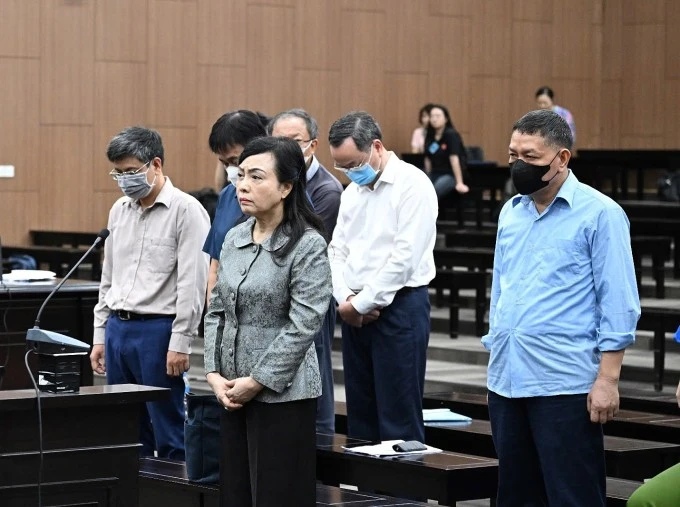 Bà Tiến cùng các bị cáo tại tòa. Ảnh: Danh Lam