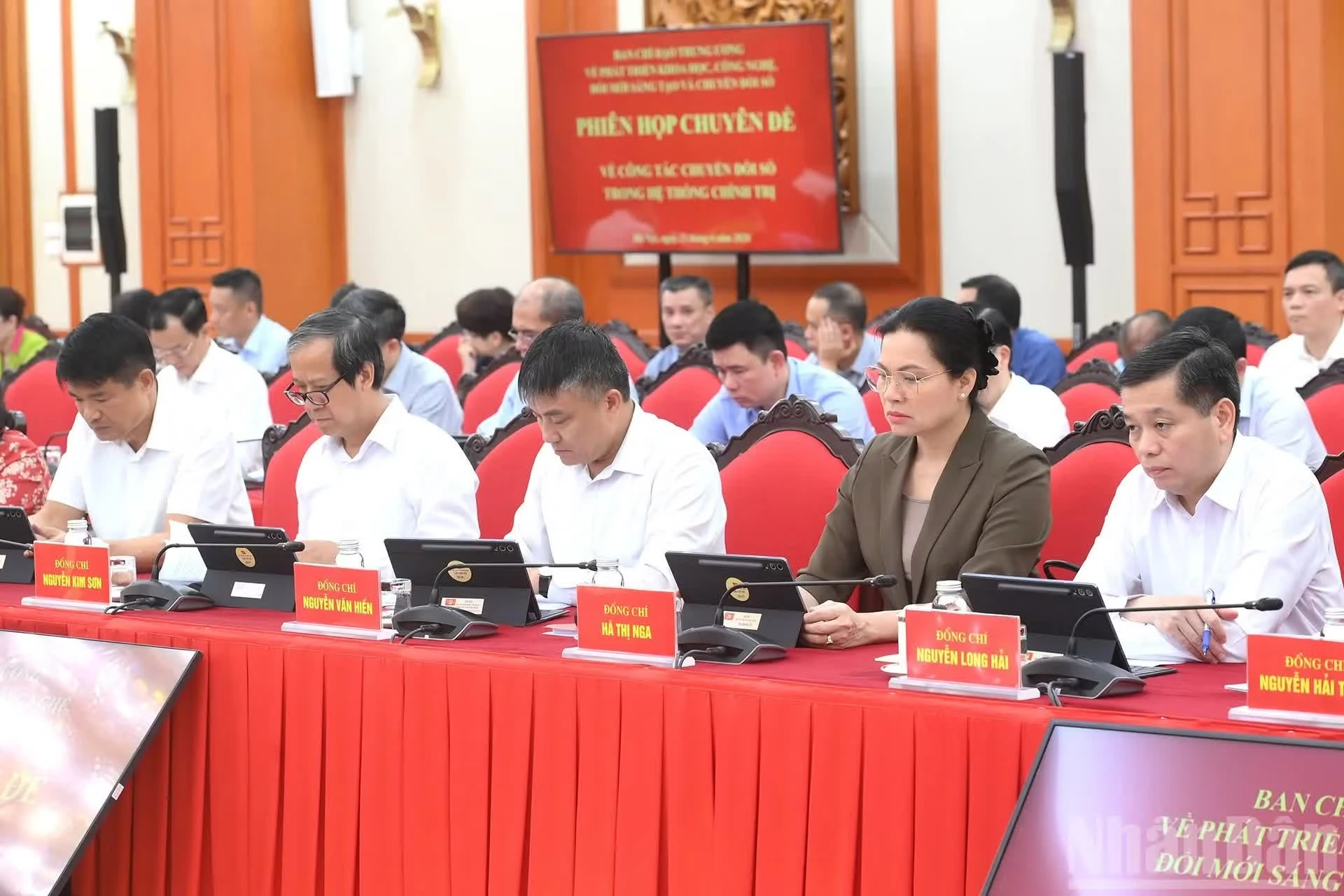 Các đại biểu tham dự phiên họp.