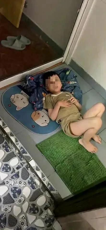 Phụ huynh phản ánh con của chị bị cô giáo bắt nằm trước toilet, trên tấm thảm chùi chân