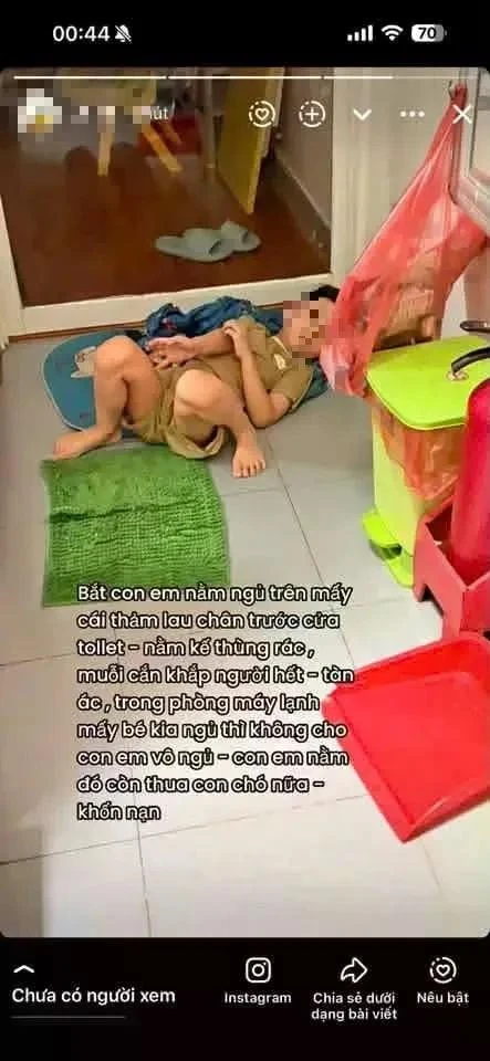 Phụ huynh phản ánh con của chị bị cô giáo bắt nằm trước toilet, trên tấm thảm chùi chân, cạnh thùng rác