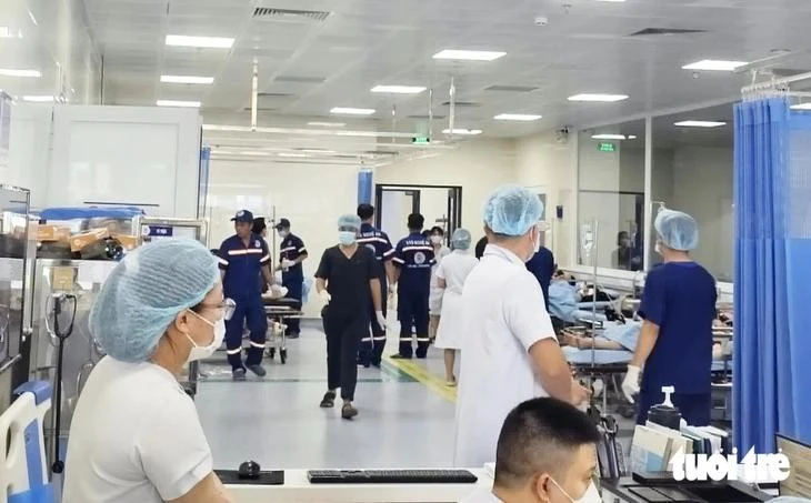 Các bác sĩ đang cấp cứu, xử lý vết thương cho nạn nhân trong vụ tai nạn. Ảnh: TÂM PHẠM