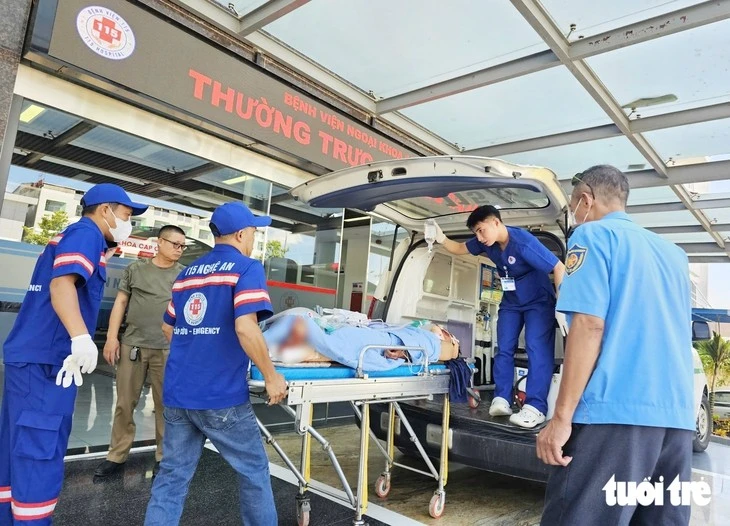 Nạn nhân bị thương trong vụ tai nạn được chuyển tới Bệnh viện Đa khoa 115 Nghệ An cấp cứu vào trưa 16-8. Ảnh: TÂM PHẠM