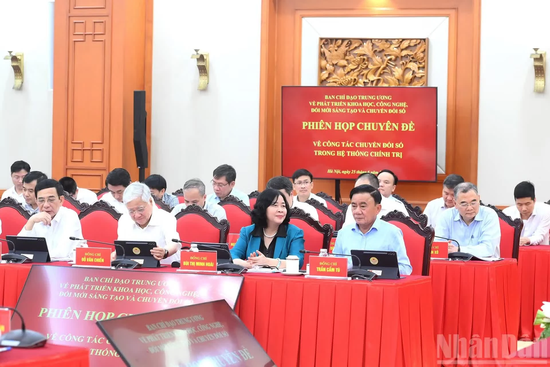 Các đồng chí lãnh đạo Đảng, Nhà nước và các đại biểu tham dự phiên họp.
