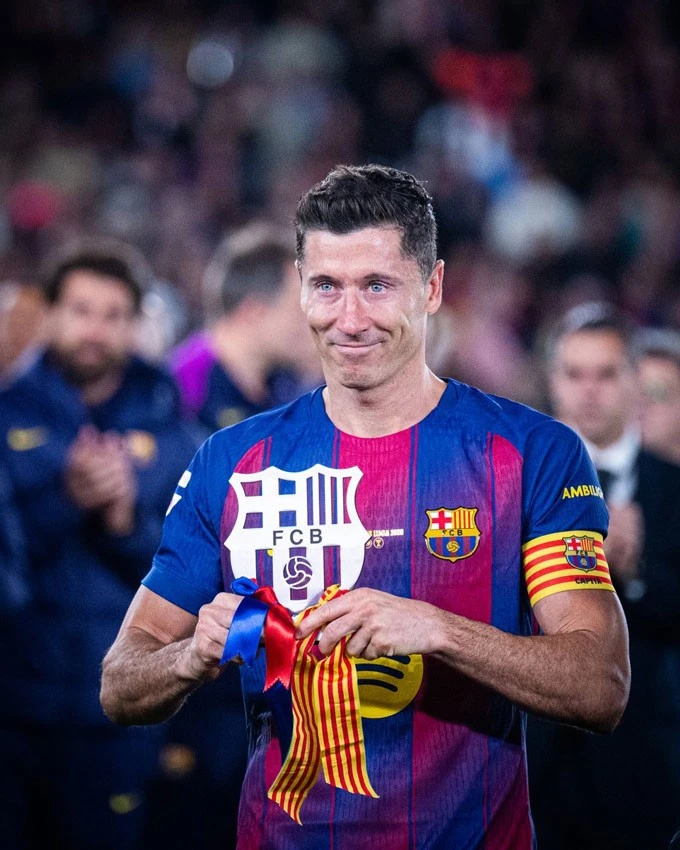 Lewandowski có bài phát biểu đẫm nước mắt sau trận - Ảnh: @FCBarcelona.