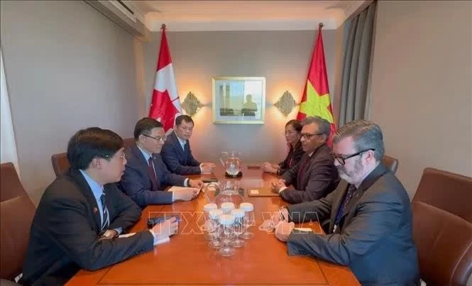 Quang cảnh buổi làm việc giữa Bộ Công thương Việt Nam và đại diện Hội đồng Kinh doanh Canada.