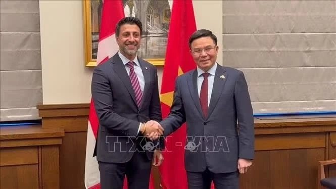 Bộ trưởng Công thương Việt Nam Lê Mạnh Hùng (bên phải) tại buổi làm việc với Bộ trưởng Thương mại Quốc tế Canada Maninder Sidhu.