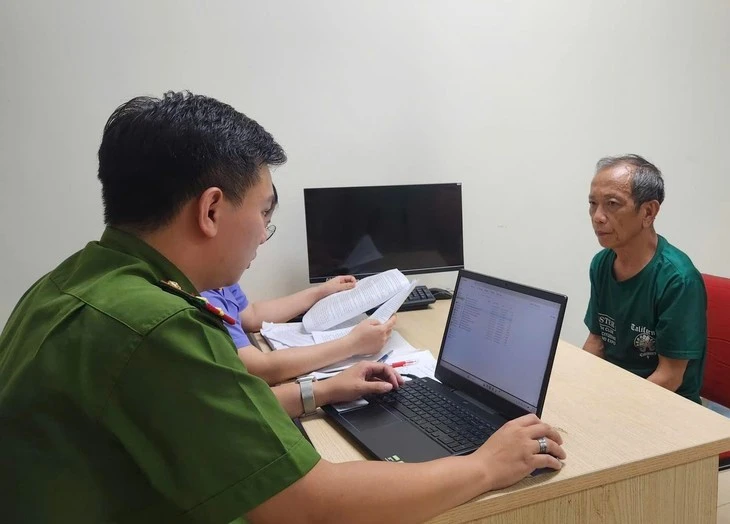 Công an làm việc, lấy lời khai với nghi phạm Nam. (Ảnh: Công an cung cấp)