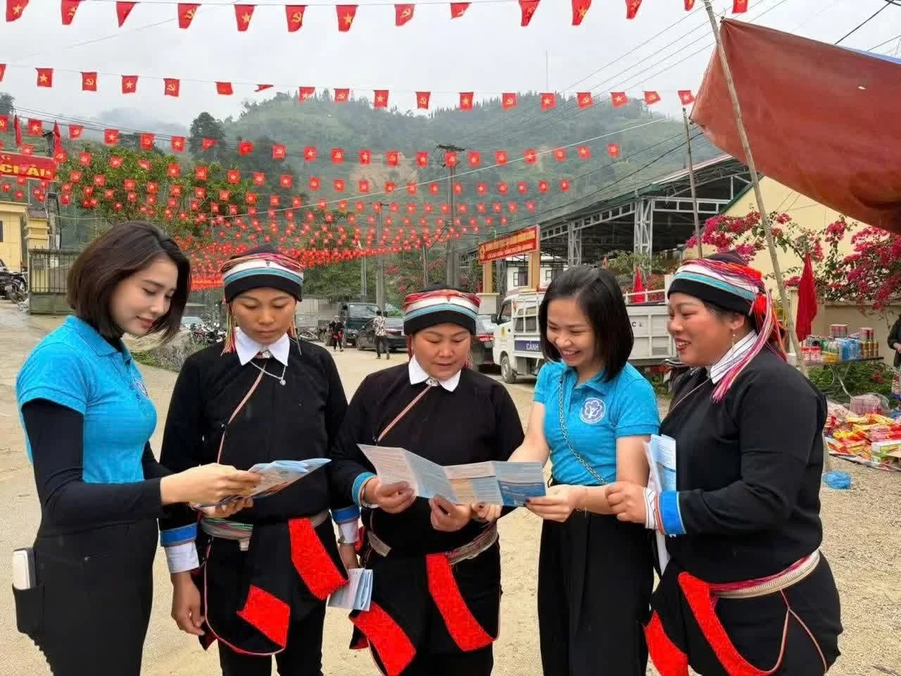 Tư vấn về BHXH, BHYT tới đồng bào vùng dân tộc.