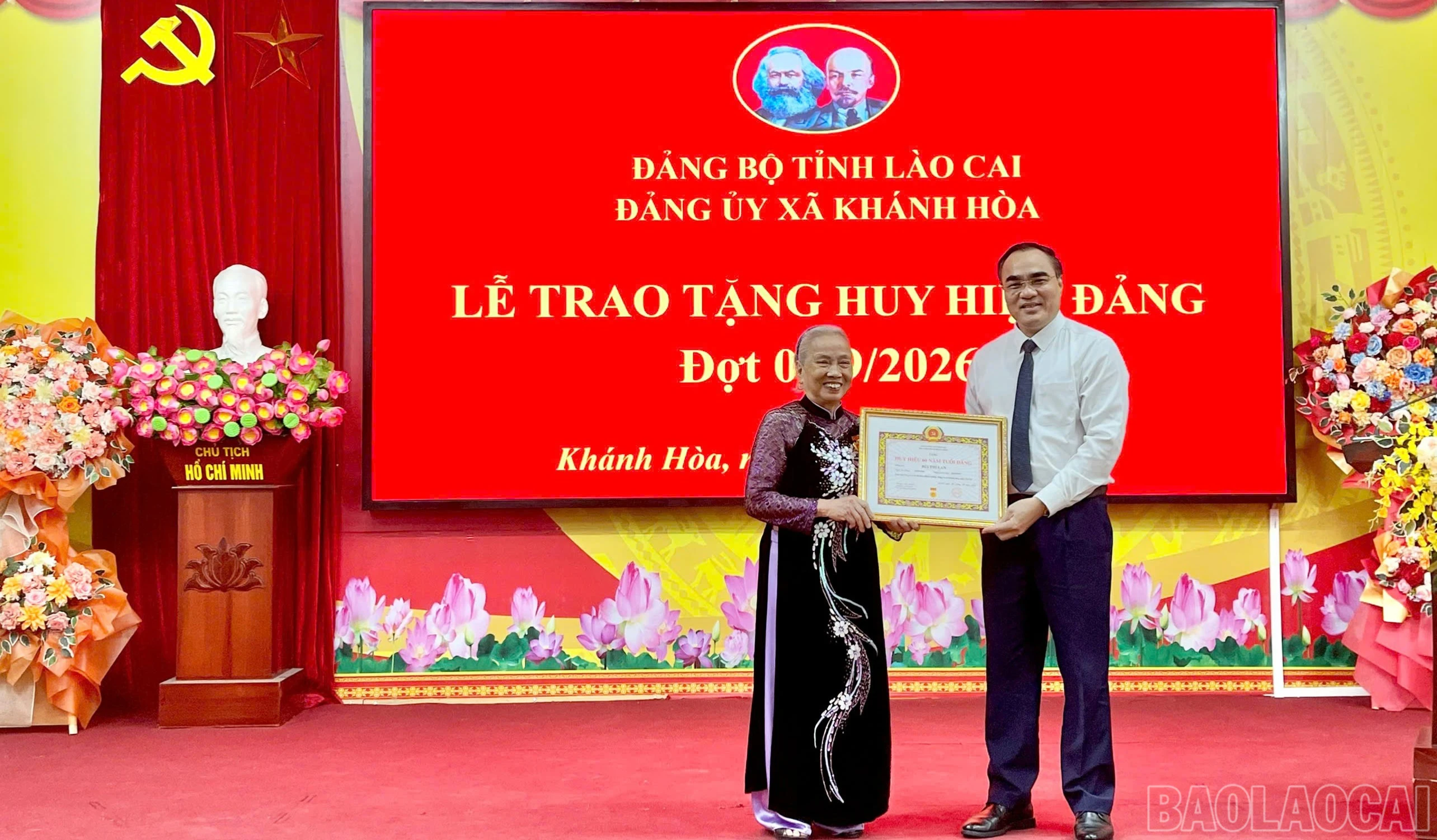 Đồng chí Nguyễn Hữu Long - Ủy viên Ban Chấp hành Đảng bộ tỉnh, Phó Bí thư chuyên trách Đảng ủy UBND tỉnh trao Huy hiệu 60 năm tuổi Đảng cho đảng viên Bùi Thị Lan.