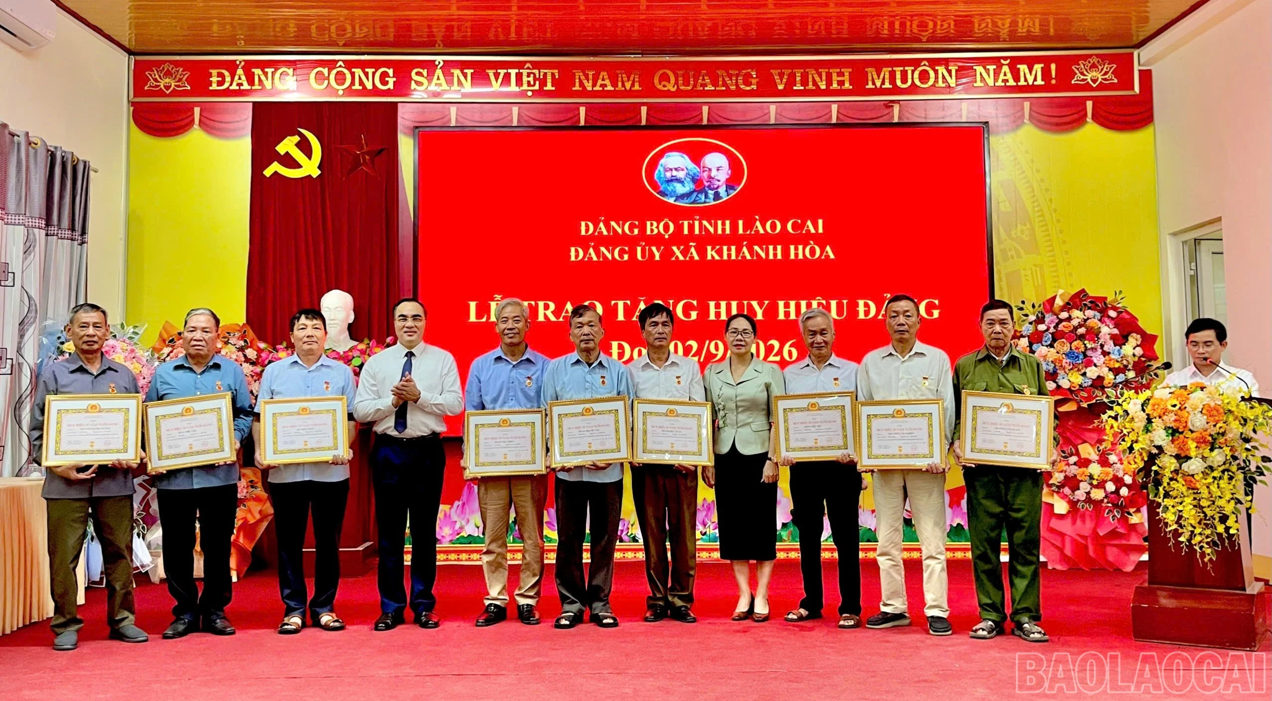 Trao Huy hiệu cho 35 năm tuổi Đảng cho các đảng viên.