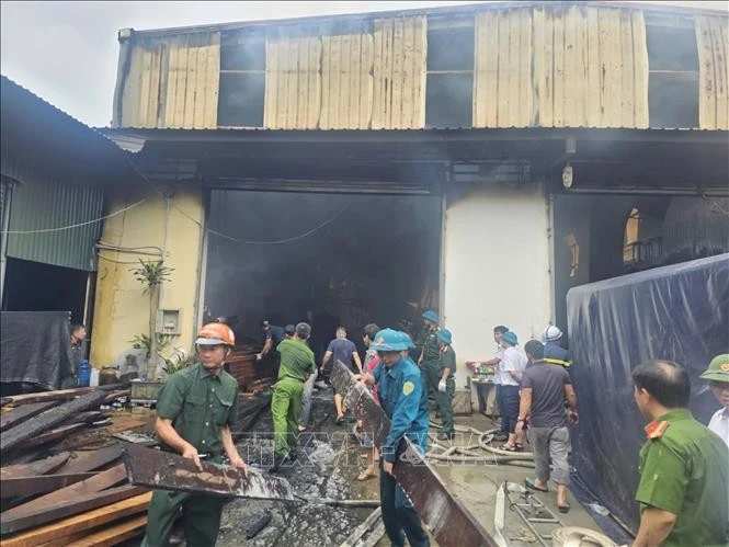 Lực lượng Cảnh sát phòng cháy, chữa cháy và cứu nạn, cứu hộ tiếp cận khu vực nhà xưởng bị hư hỏng sau vụ cháy tại phường Chương Mỹ. Ảnh: TTXVN phát