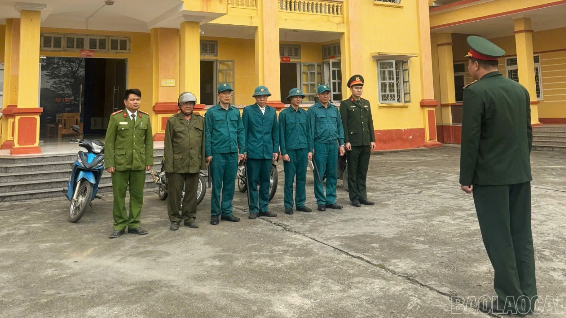 baolaocai-br_ban-chi-huy-quan-su-phoi-hop-voi-cong-an-phuong-au-lau-ra-quan-tuyen-truyen-luat-nghia-vu-quan-su-va-luat-cong-an-nhan-dan.jpg