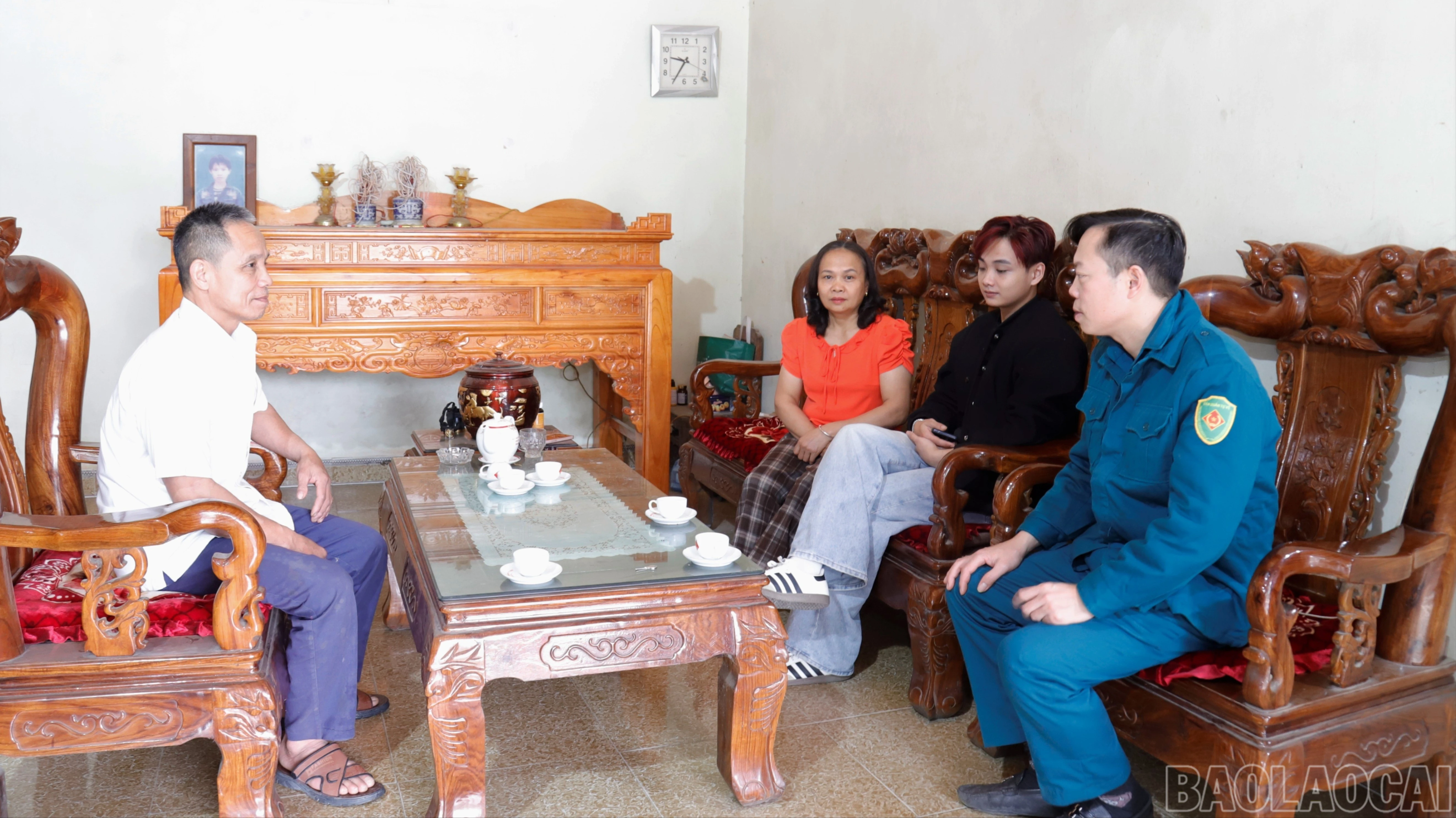 baolaocai-br_dai-dien-ban-chi-huy-quan-su-phuong-au-lau-gap-go-gia-dinh-cong-dan-nguyen-tien-tung-viet-don-tinh-nguyen-len-duong-thuc-hien-nghia-vu-quan-su-nam-2026.jpg