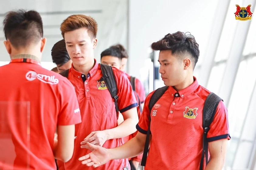 Hoàng Đức cùng CLB Ninh Bình sang Singapore thi đấu giao hữu.