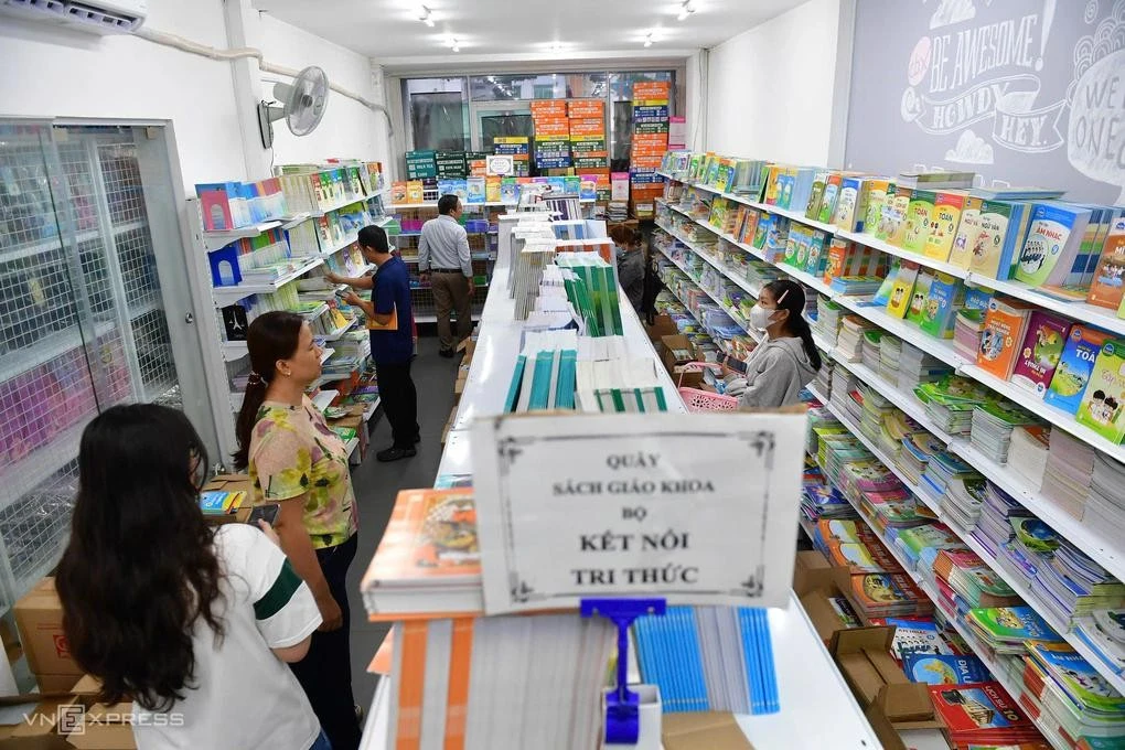 Phụ huynh, học sinh tìm mua sách giáo khoa tại Nhà sách Nguyễn Văn Cừ, TP HCM, chiều 19/8. Ảnh: Thanh Tùng
