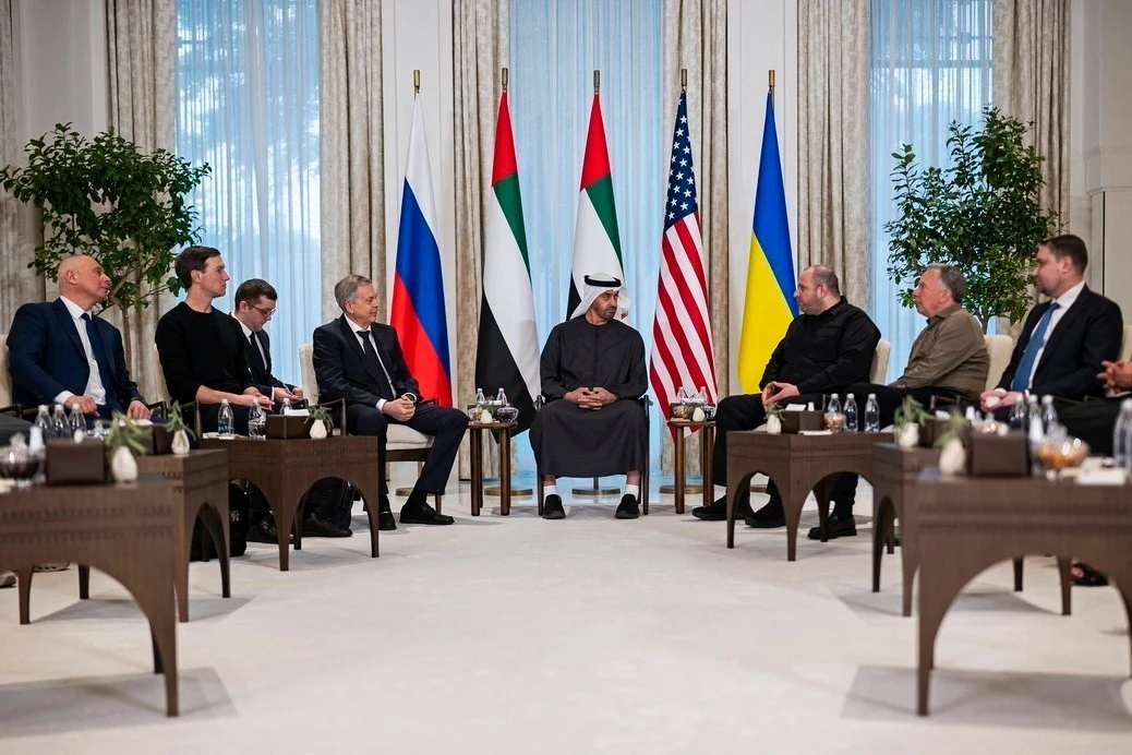 Tổng thống Các Tiêu vương quốc Arab Thống nhất (UAE) Sheikh Mohamed bin Zayed al-Nahyan (giữa) trong cuộc gặp đại diện phái đoàn Mỹ, Liên bang Nga và Ukraine tham dự cuộc đàm phán ba bên, tại thủ đô Abu Dhabi của UAE, ngày 23/1/2026.