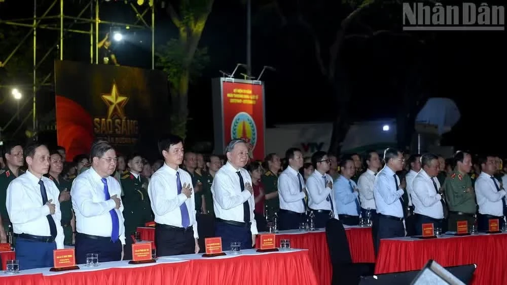 Tổng Bí thư, Chủ tịch nước Tô Lâm, Thủ tướng Lê Minh Hưng và các đại biểu dự Chương trình cầu truyền hình "Sao sáng dẫn đường" tại điểm cầu Hà Nội. (Ảnh: ĐĂNG KHOA)