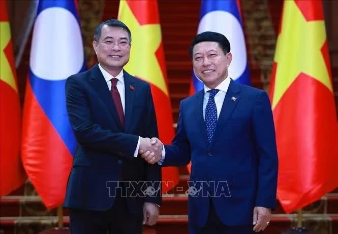 Thủ tướng Lê Minh Hưng và Thủ tướng Lào Saleumxay Kommasith chụp ảnh chung. Ảnh: Dương Giang/TTXVN