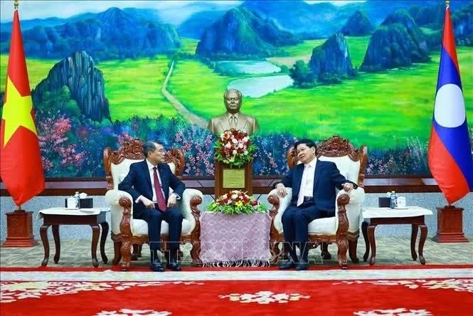 Thủ tướng Lê Minh Hưng hội kiến Tổng Bí thư, Chủ tịch nước Lào Thongloun Sisoulith. Ảnh: Dương Giang/TTXVN