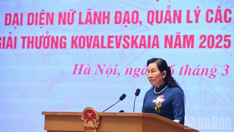 Lãnh đạo Đảng ủy Chính phủ phát biểu ý kiến tại cuộc gặp mặt.