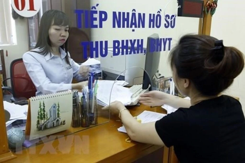 Giải quyết chế độ bảo hiểm xã hội. Ảnh: TTXVN