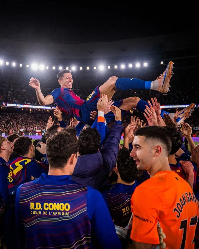 Lewandowski được các đồng đội tung hô sau trận - Ảnh: @FCBarcelona.