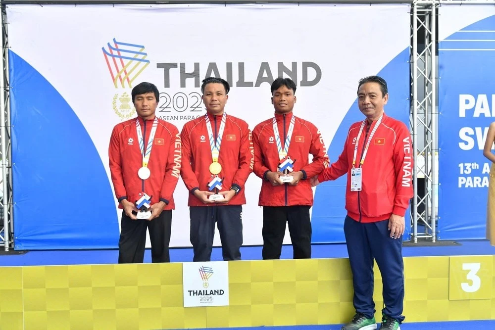 Thứ trưởng Bộ VHTTDL Hoàng Đạo Cương chúc mừng 3 VĐV Việt Nam giành huy chương ở chung kết 400m tự do nam hạng thương tật S8.