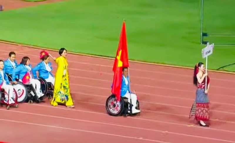 Đoàn thể thao người khuyết tật Việt Nam tham dự Lễ khai mạc ASEAN Para Games 13.