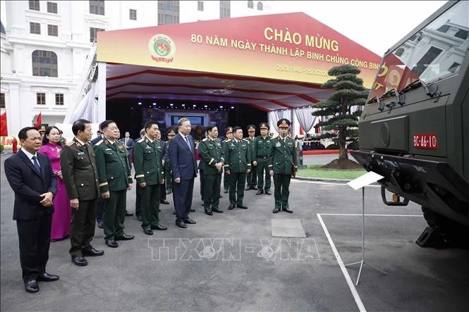 Tổng Bí thư Tô Lâm và đại biểu xem trưng bày các khí tài của Binh chủng Công binh.