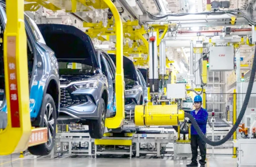 Dây chuyền lắp ráp xe điện tại Nhà máy BYD ở Trịnh Châu (Trung Quốc).