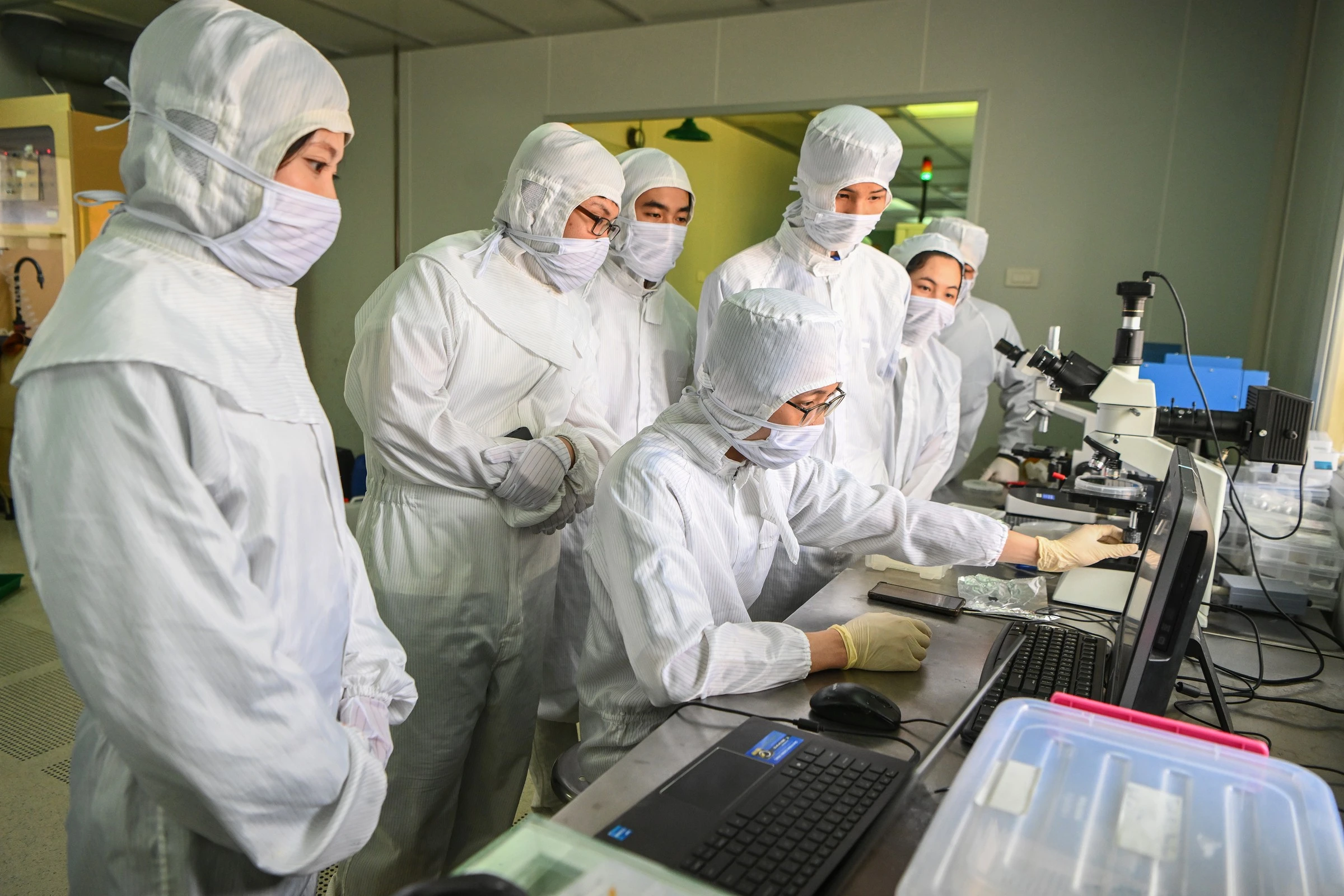 Phòng sạch, Trung tâm Nano và Năng lượng tại trường Đại học Khoa học Tự nhiên - Đại học Quốc gia Hà Nội, nơi đào tạo và nghiên cứu về bán dẫn.