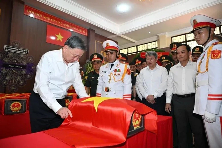 Tổng Bí thư, Chủ tịch nước Tô Lâm tại khu vực quàn hài cốt liệt sĩ được tìm thấy ở Công viên Lê Thị Riêng, ngày 17/7 - Ảnh: TTXVN