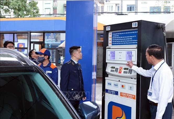 Lực lượng QLTT Đội 2, Chi cục QLTT Hà Nội giám sát hoạt động kinh doanh một cửa hàng của Petrolimex trên phố Trần Quang Khải, Hà Nội.