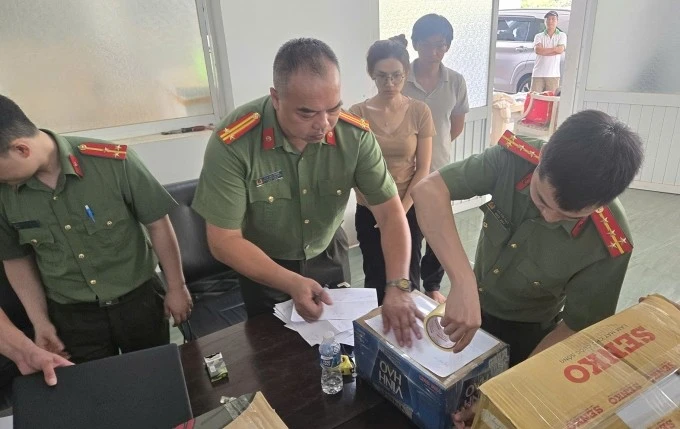 Công an thu giữ tài liệu tại Công ty Cổ phần Đường Lâm ở tỉnh Lâm Đồng. Ảnh: Công an cung cấp