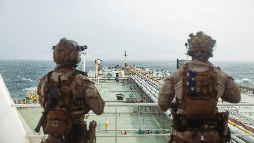 Lực lượng thủy quân lục chiến thuộc Đơn vị Viễn chinh thủy quân lục chiến số 11 (Mỹ) kiểm tra tàu M/T Wen Yao tại Vịnh Oman. Ảnh: Thủy quân lục chiến Mỹ/AFP