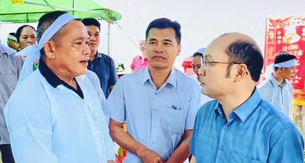 Phó Chủ tịch UBND tỉnh Thanh Hóa Cao Văn Cường thăm hỏi các gia đình có công nhân tử vong.