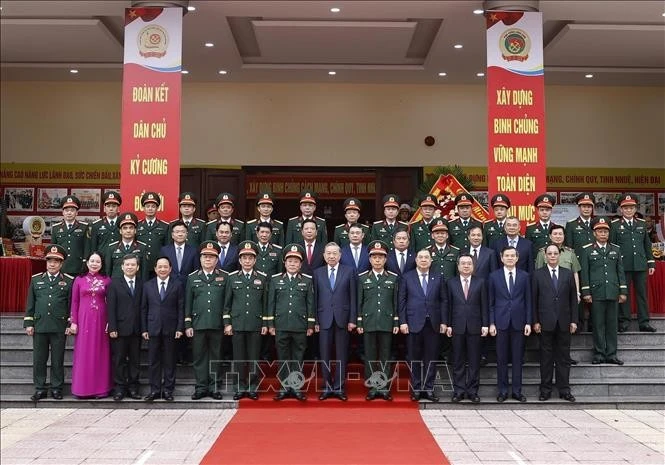 Tổng Bí thư Tô Lâm và đại biểu với cán bộ lãnh đạo, chỉ huy Binh chủng Công binh.